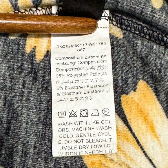 Shein Curve Plus Daisy Floral V-Neck Top 3XL Black Yellow Fall Blouse NWOT - Picture 5 of 11